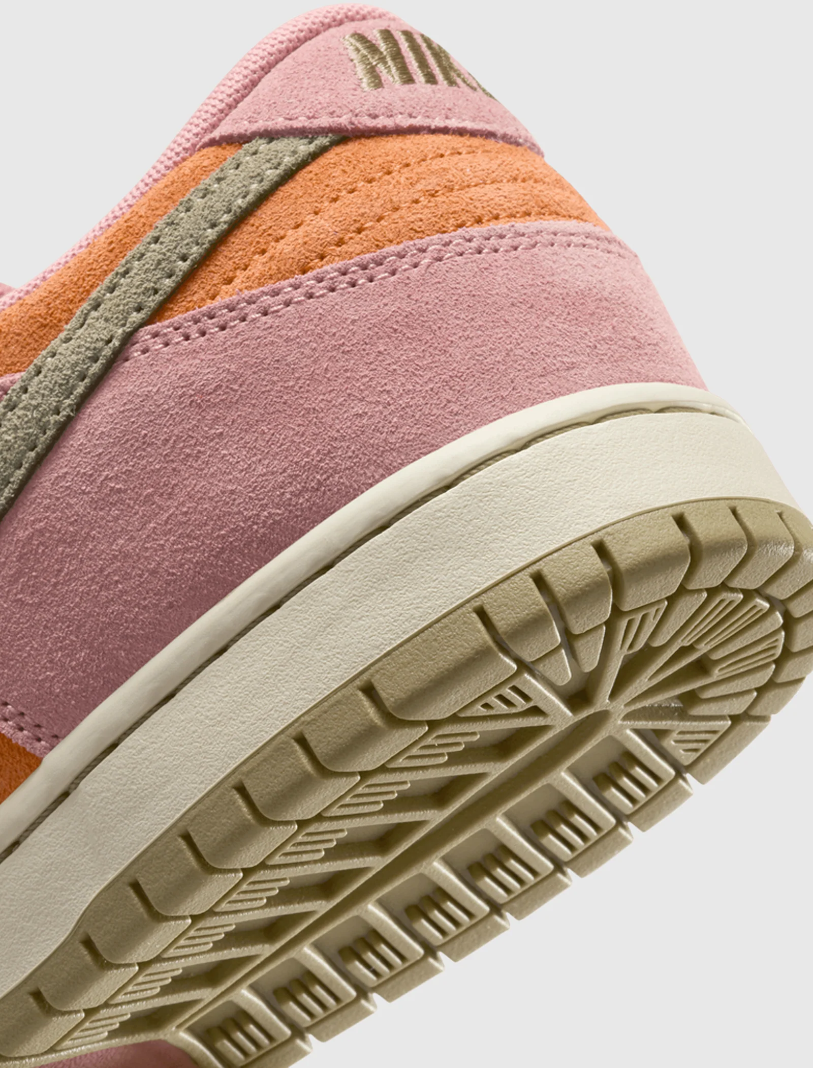 DUNK LOW PRO SB "RED STARDUST" - Image 3